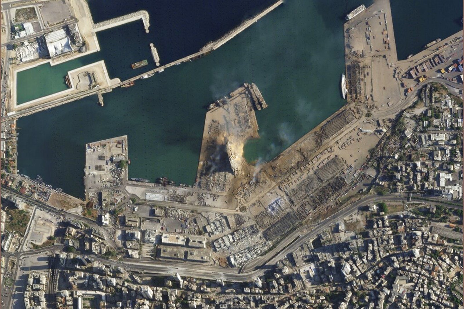 贝鲁特港口发生爆炸后的卫星图像，只见一片废墟。