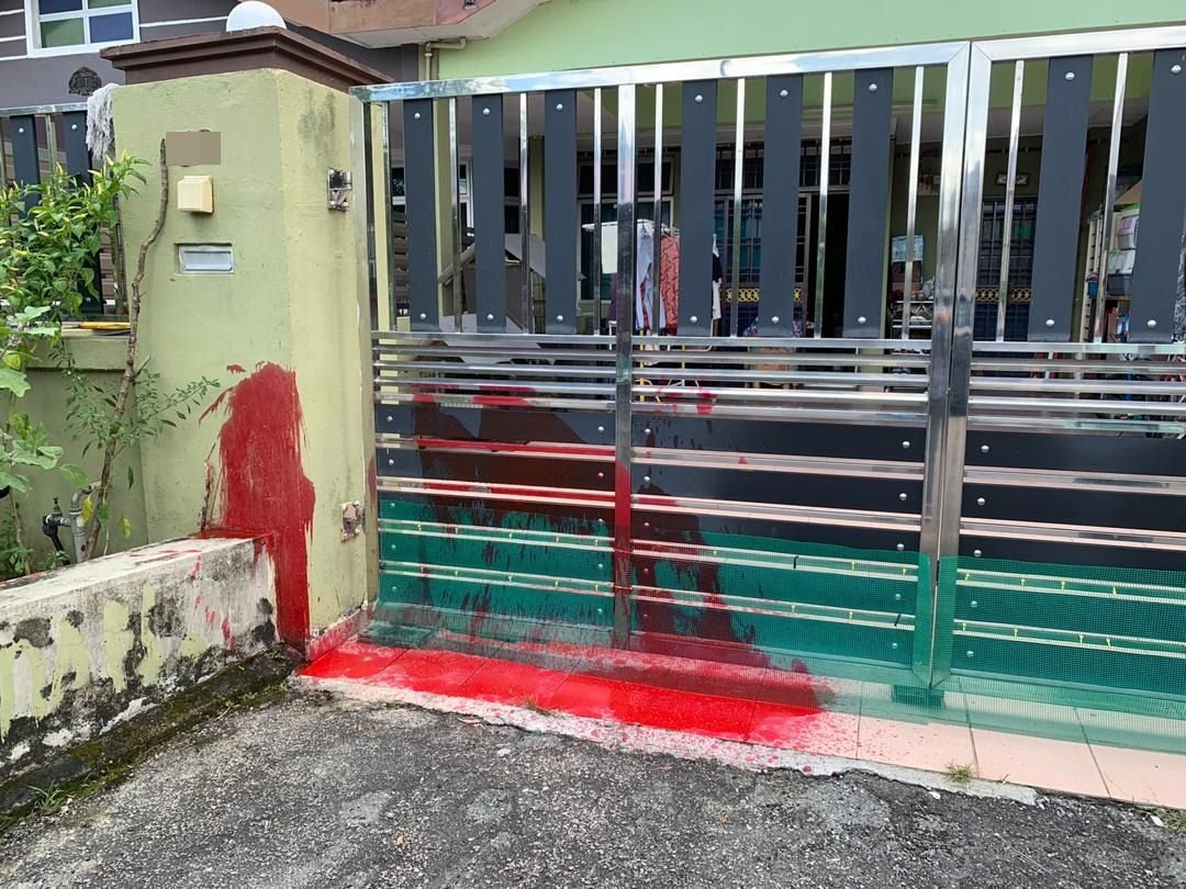 慕斯丽哈达住家铁门和墙壁都被泼红漆。（受访者提供）