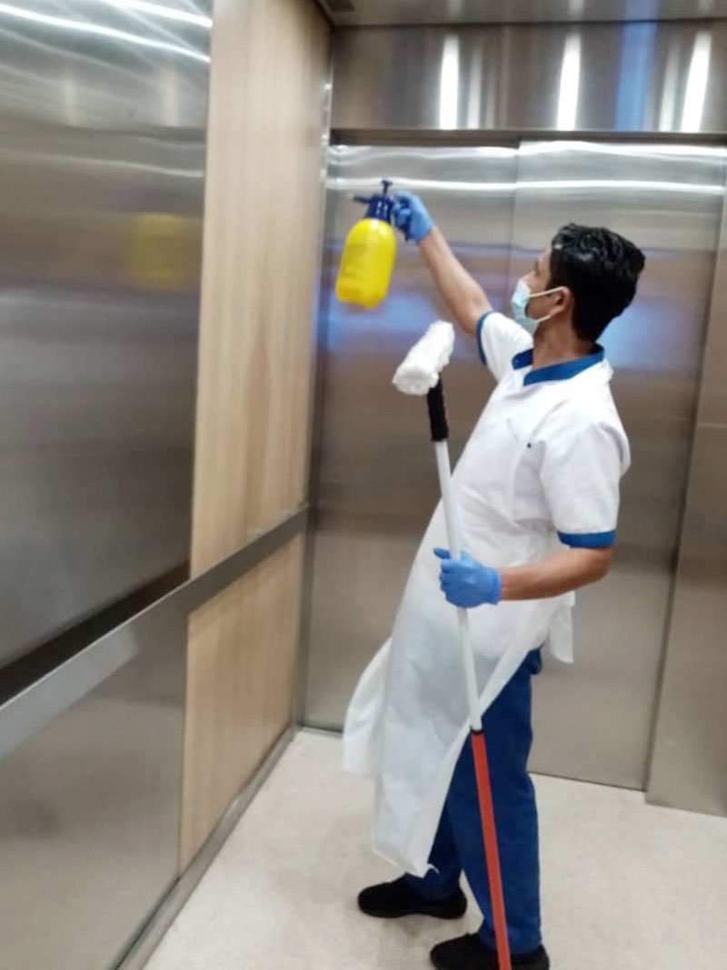 班台医院清洁工人正进行消毒。