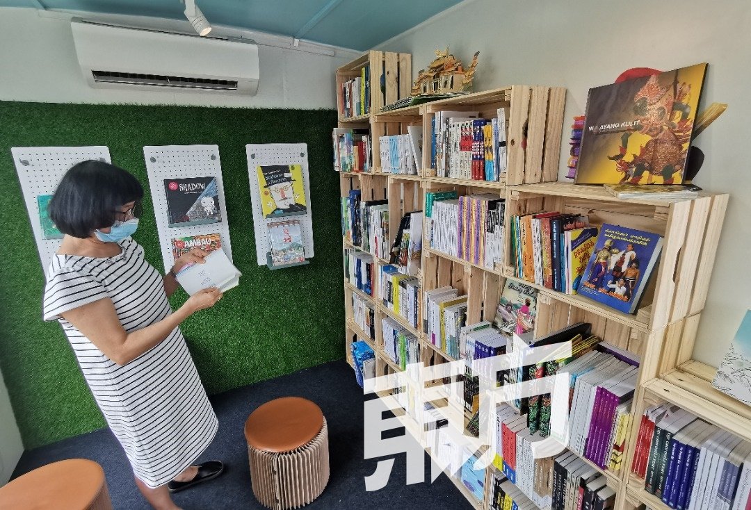 移动图书馆有来自台湾和马来西亚各136种书籍，当中包括文学以及绘本。（摄影：张真甄）