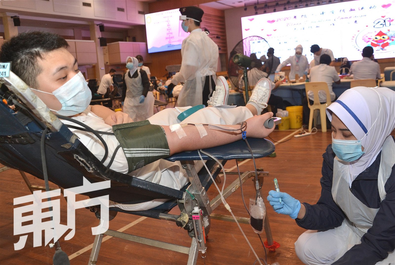 国内不少团体组织每年积极举办捐血运动，旨在为国家血库中心筹集各种类型的血液，确保国家血库的血液供应充足。图为吉隆坡循人中学于7月6日举办一年一度的捐血运动，并获得学生及教职员们的踊跃响应。