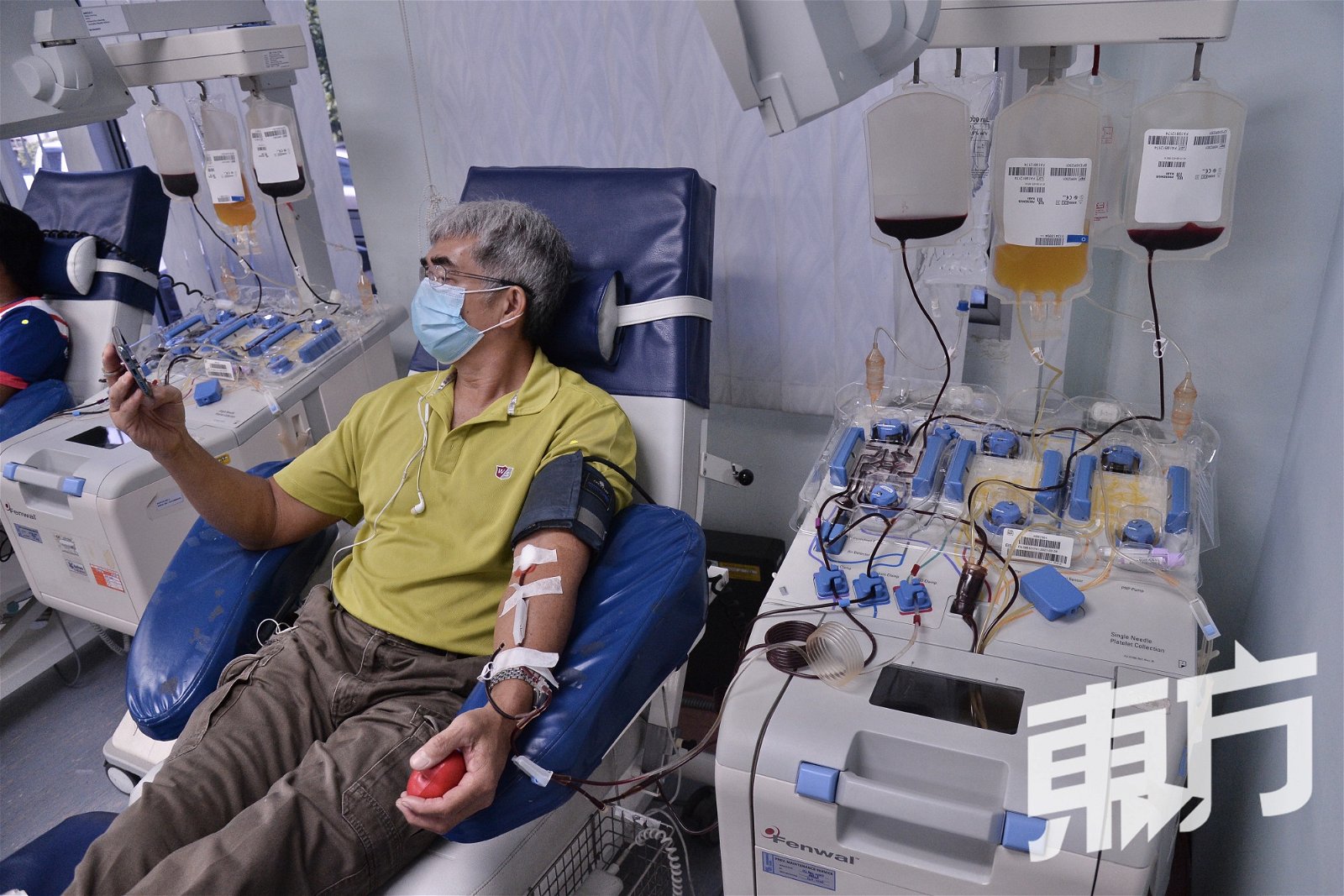 国家血库中心拥有血液分离仪器，供民众捐献成分血。该仪器只会抽取所需的血浆及血小板，其他血液成份如红血球则会输回给捐赠者。民众只有在捐献全血数次后，没有出现任何不适的情况，才符合条件捐献成分血。