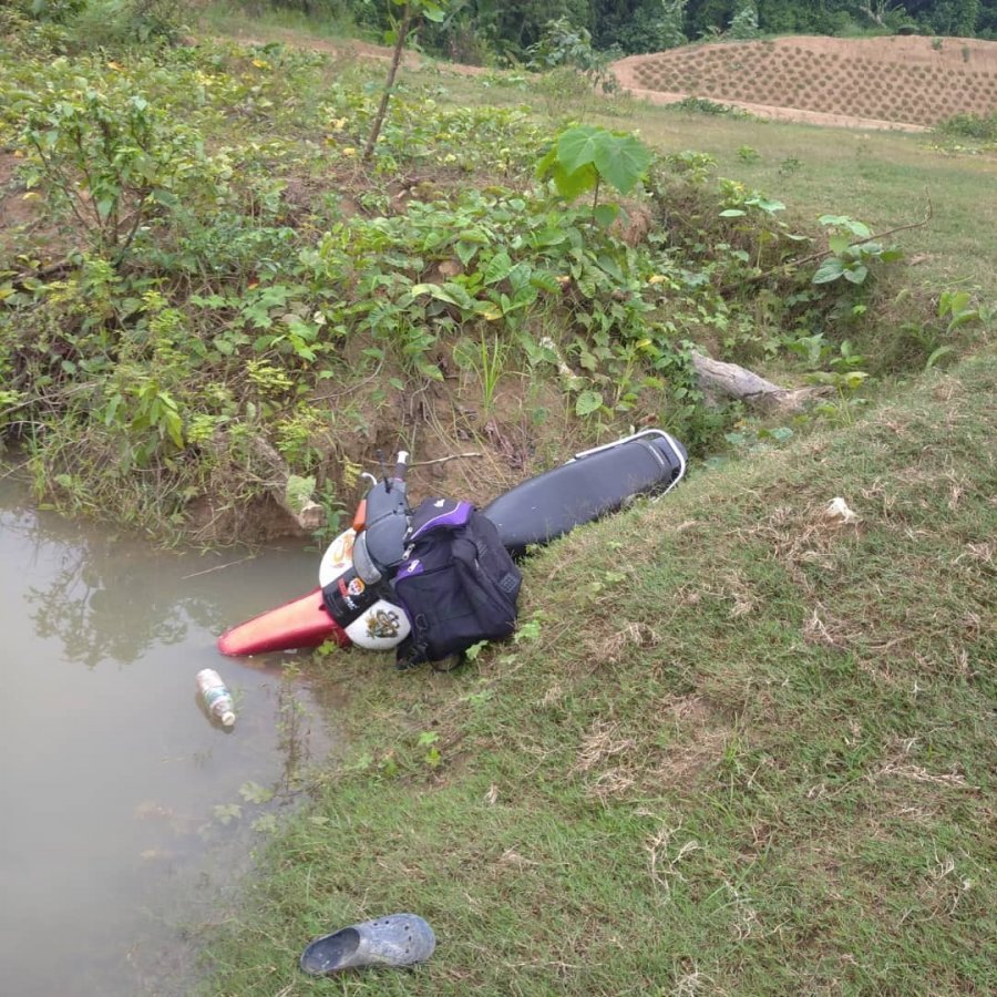 本月17日甘榜巴当章吉的河流旁发现一辆坠入河中的摩哆。
