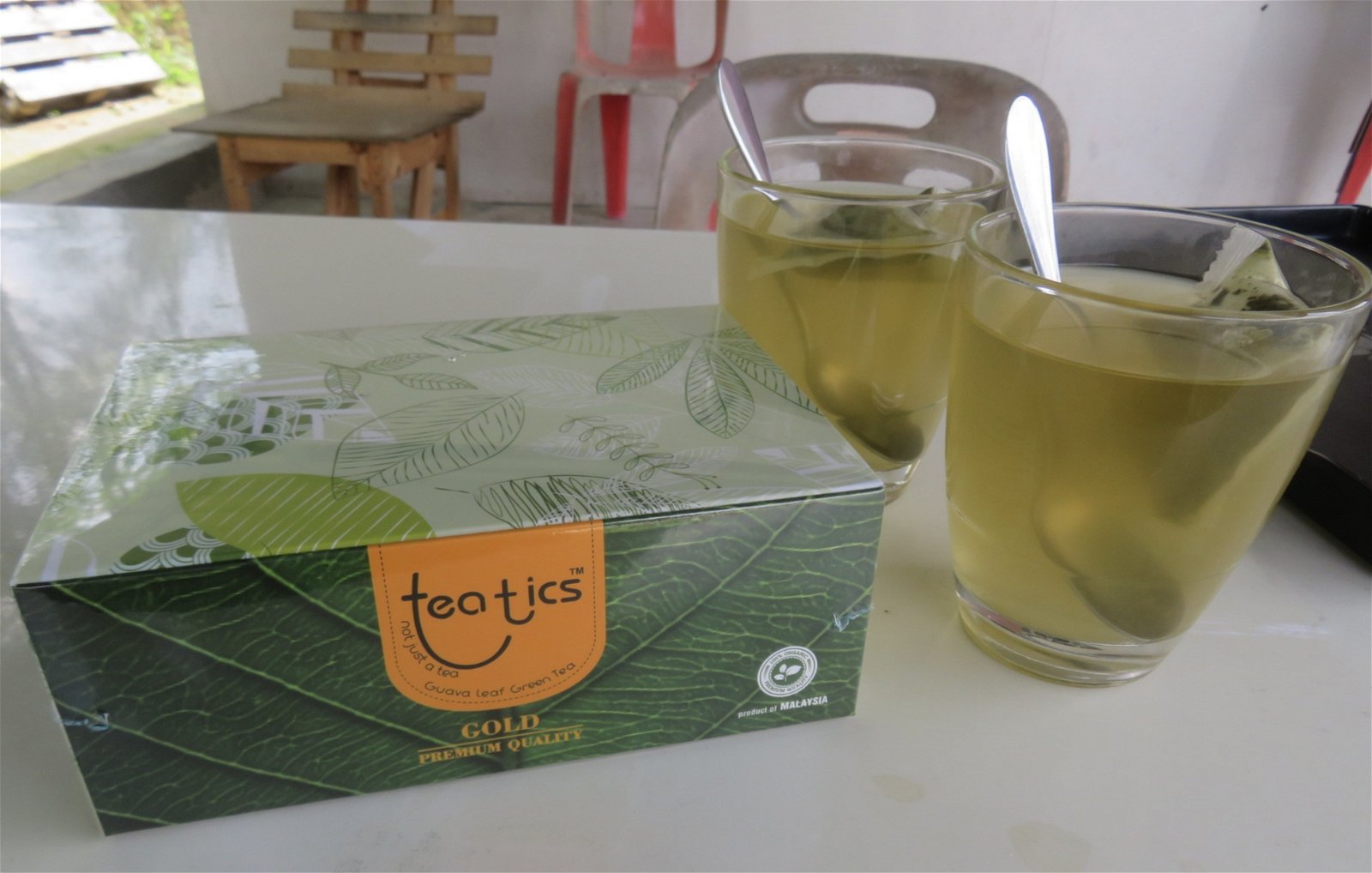 番石榴叶茶因口感甘香而非常受落，每天可制作5000至1万个茶包，放入包装盒后再推出市场。