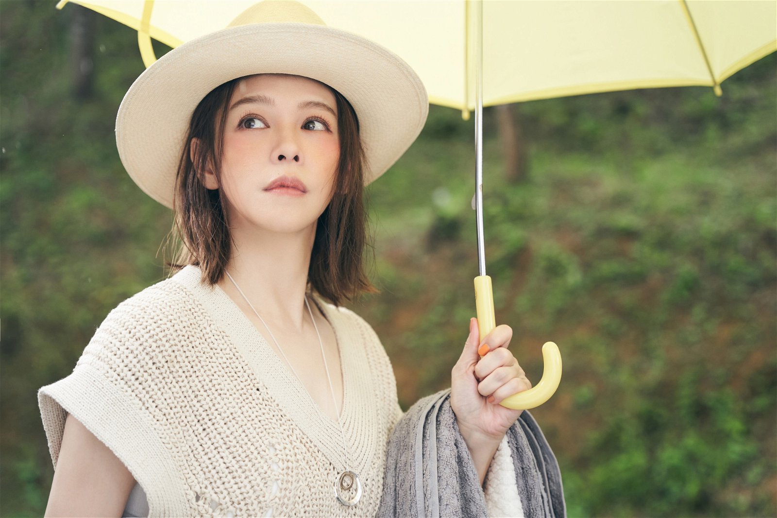徐若瑄全新警世情歌《再见错的人》已在8月18上架、MV大首播。