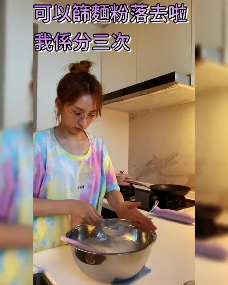 龚嘉欣化身厨娘，拍影片与粉丝分享制作香蕉蛋糕的方式。（图取自网络）