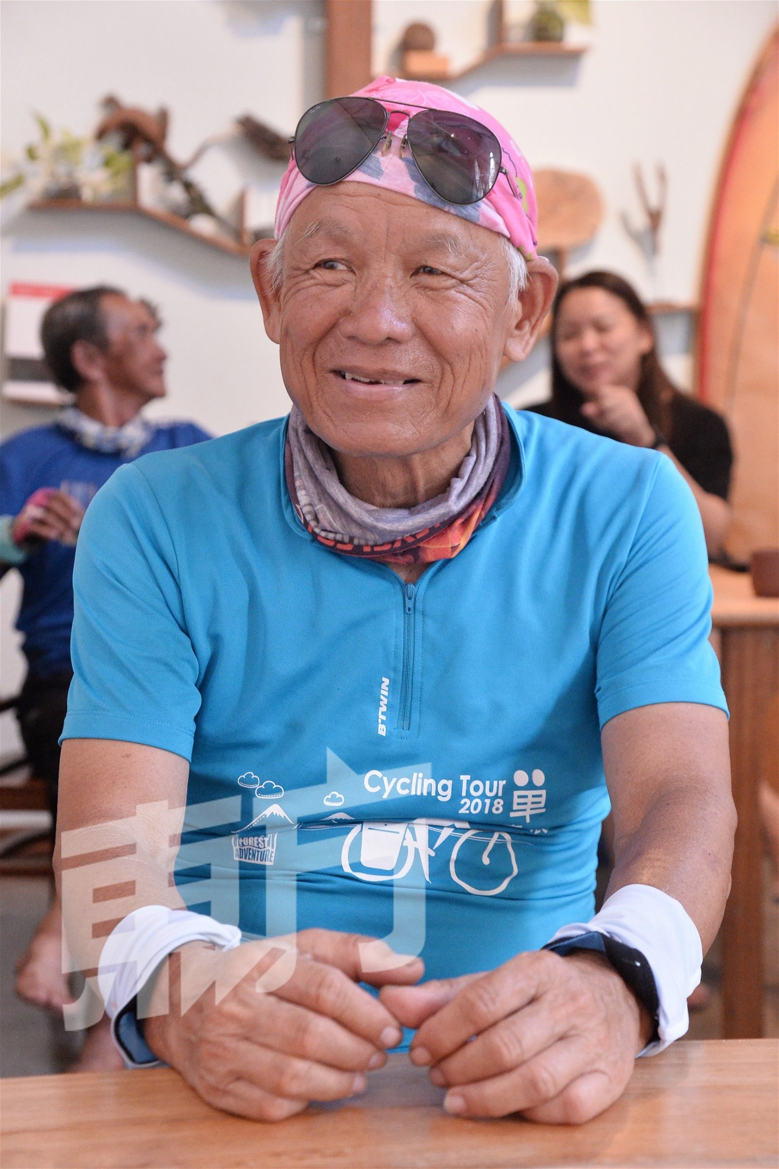 张生是脚车队中，完成骑行队员中年纪第二顺位高龄者，但他向外界展示出不亚于年轻人的毅力及活力。