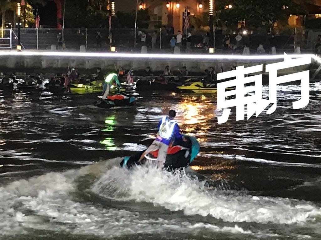表演者展现水上特技表演，获得民众如雷的掌声。