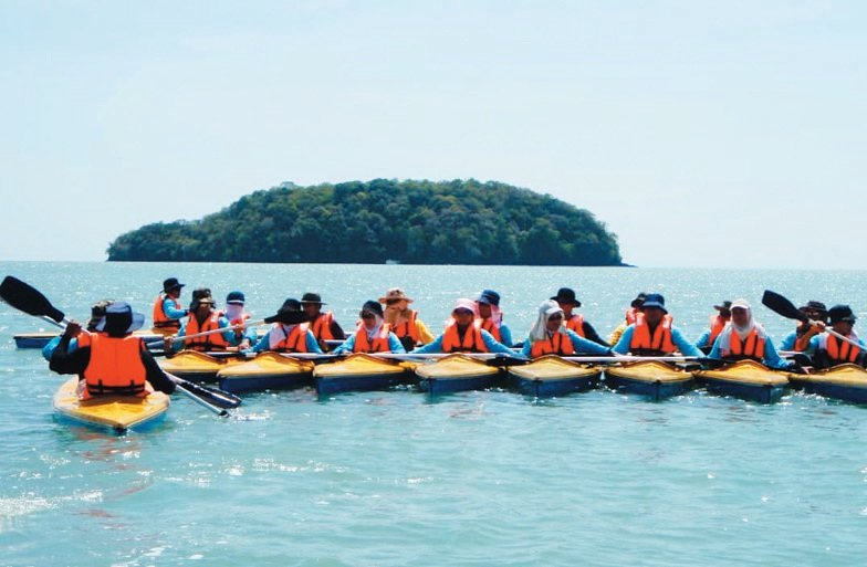 “渝海湾”（Teluk Yu）和“丹绒班丹”（Tanjung Pandan），适 合垂钓、游泳和划皮艇，也是观赏日出的好去处。
