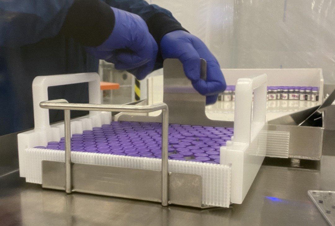 辉瑞位于美国密歇根州的制造厂内，工作人员正对一瓶瓶新冠疫苗进行装箱。（图取自辉瑞/路透社）