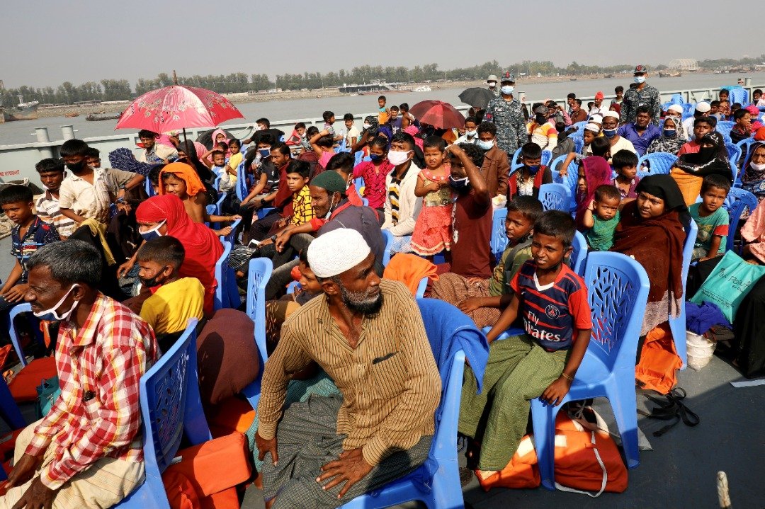 无数罗兴亚难民坐在船只甲板上的椅子上，等待前往目的地。如今，居住在孟加拉国边境难民营的难民已逾100万人，他们当初为了逃离迫害，从缅甸边境涌入孟国领土。