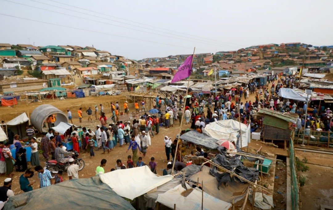 无数罗兴亚难民聚集在孟加拉国科克斯巴扎尔难民营中。该国政府表示，此次转移行动，旨在缓解难民营长期处在人满为患的状况。