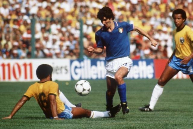 保罗-罗西在1982年世界杯第二段小组赛上演帽子戏法，助意大利以3比2淘汰球星如云的巴西，堪称经典！