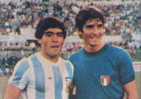 不到一个月时间内，足坛两大传奇马拉多纳（左）和保罗-罗西，都在花甲之年永别世人，让球迷感到悲痛。