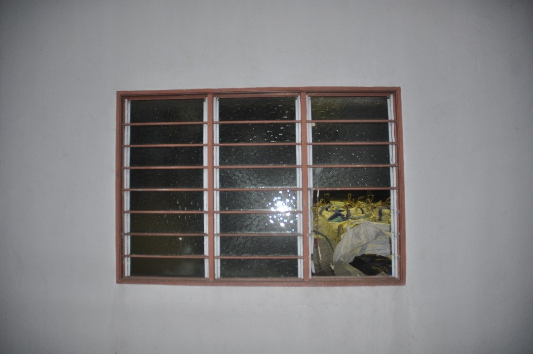 货仓的百叶窗，其中4片玻璃及3根铁条已被取下。