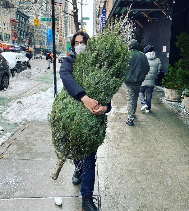 陈法拉拍下老公徒手搬圣诞树的画面，十分有爱。