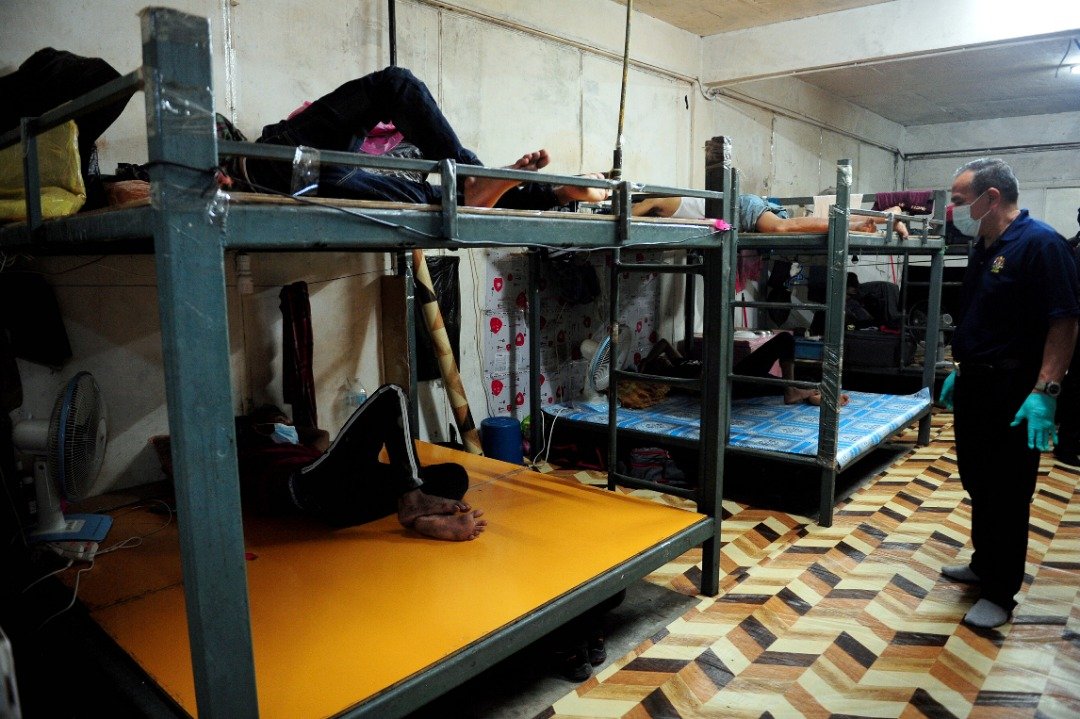劳工部指出，宿舍床铺只有木板，厂方未提供床垫、枕头和毯子，已抵触446号法令。