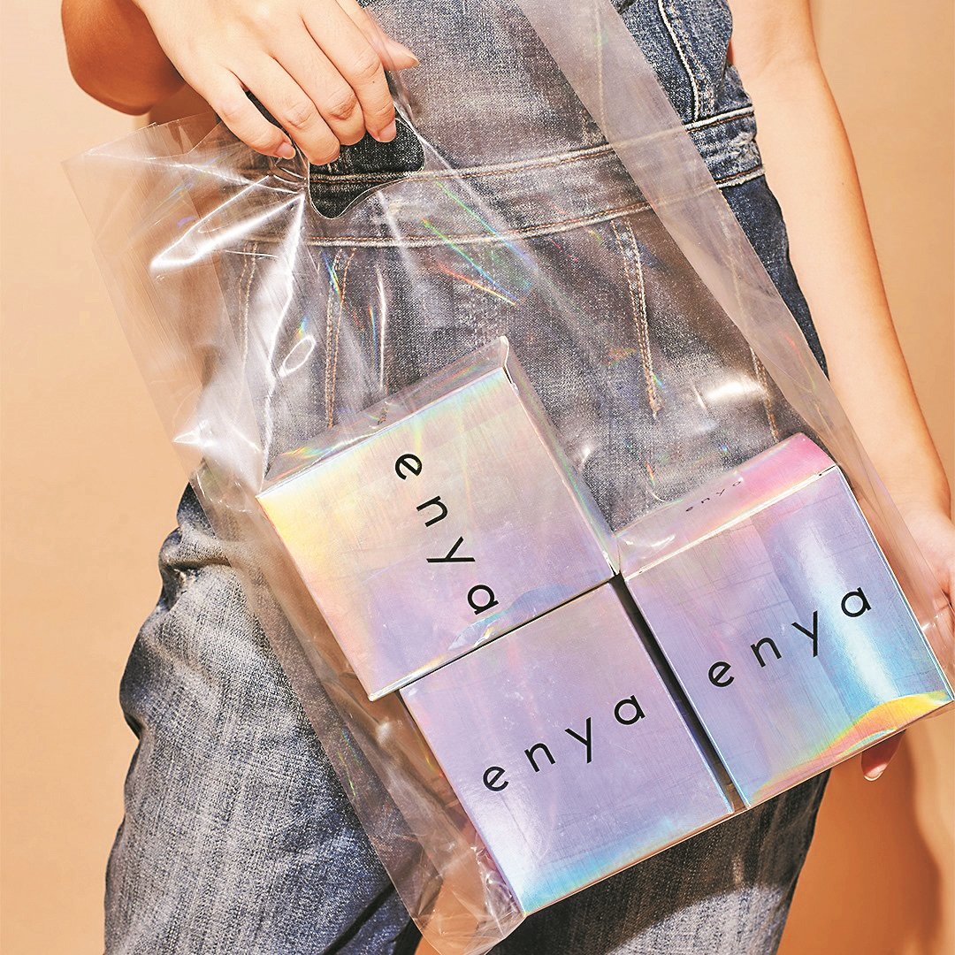 Enya品牌的包装新颖时尚，有别于市面上所售卖的卫生棉包装。