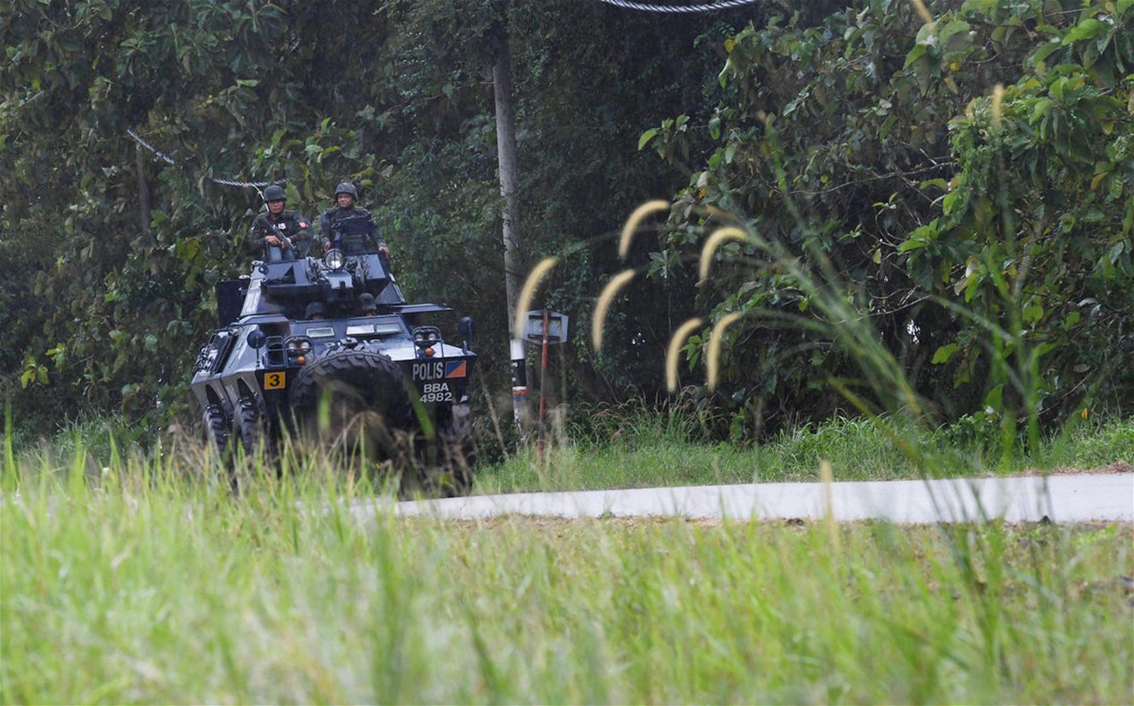 边关加强防卫，图为普通行动部队第3营的队员以Commando V-150装甲车在边境山区展开巡逻。坚守边关之路危险重重，队员们必须眼观四面，耳听八方，完成任务。