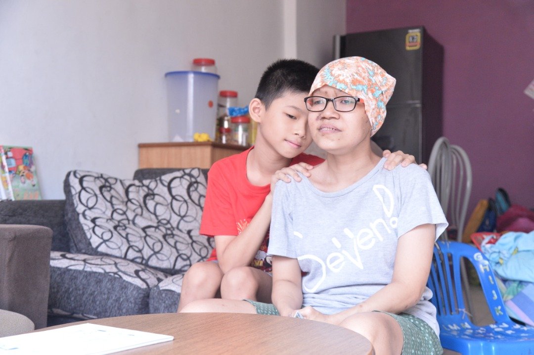 黄慧婷（右）多年来独力抚养孩子成长，去年杪被诊断罹患癌症，生活起了巨大变化。她因为治疗和养病，必须暂停工作，收入也因此中断，经济陷入困境。（摄影：曾钲勤）