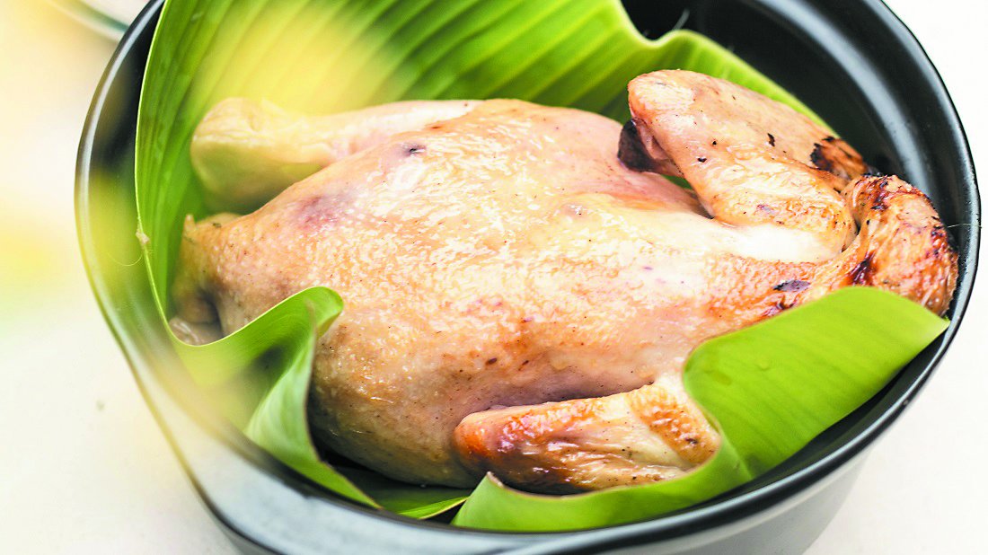 用火炭煮出来的盐焗鸡，吃起来有一个淡淡的炭烧味。
