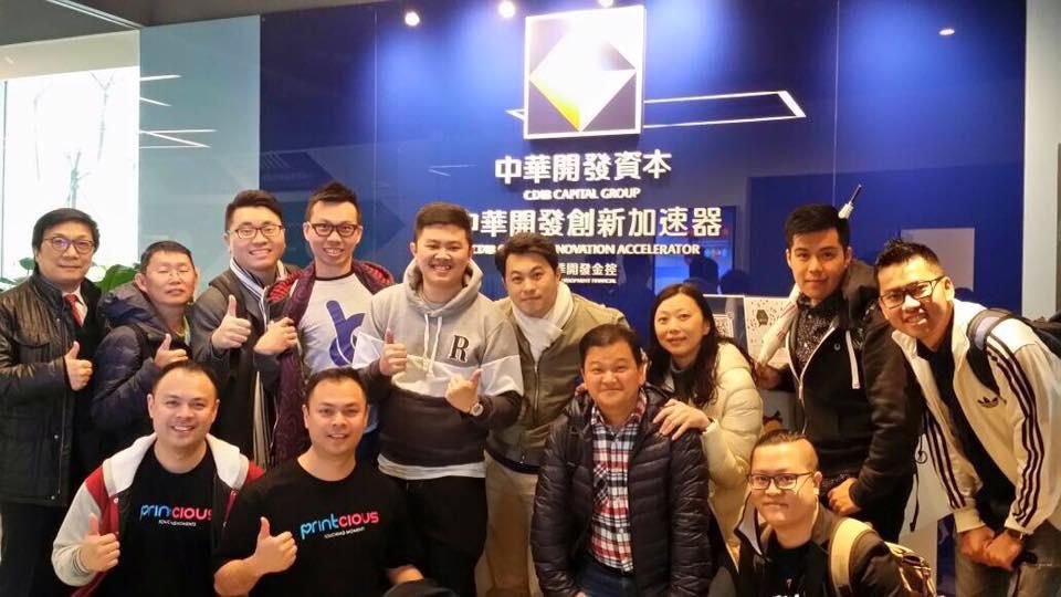 李益鸿（后排左3）成为创业大赛的十强之一，并获得到台湾参访企业的机会。