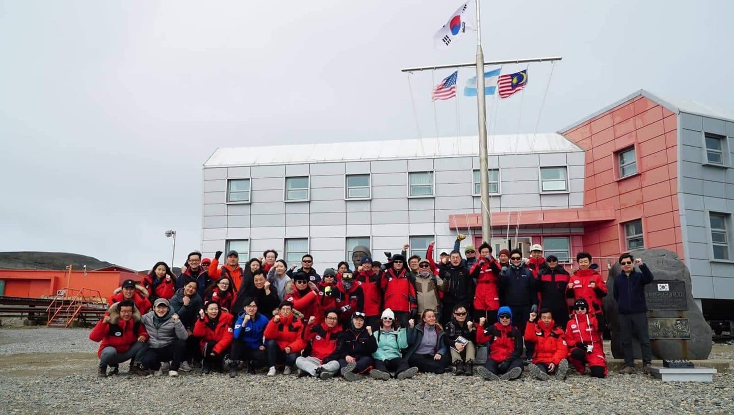 在南极的3周内，丘忠君与来自其他国家的研究人员住在韩国世宗科学研究站（Kim Sejong Station）。