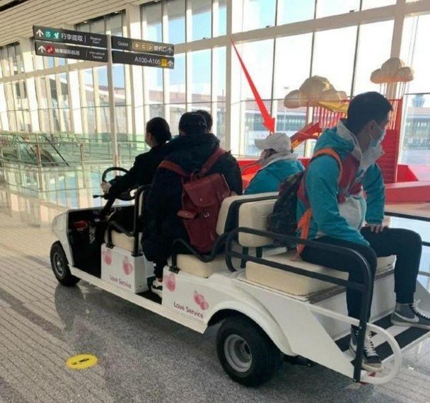 韩红回到北京机场，乘坐禁区电车代步。