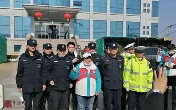 韩红与工作人员合照，为他们打气。