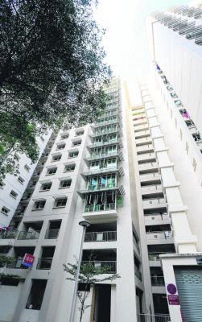 47岁男子在新加坡榜鹅埃奇菲尔坪第107B座组屋的单位内遭禁锢，随后更神秘坠楼惨死。