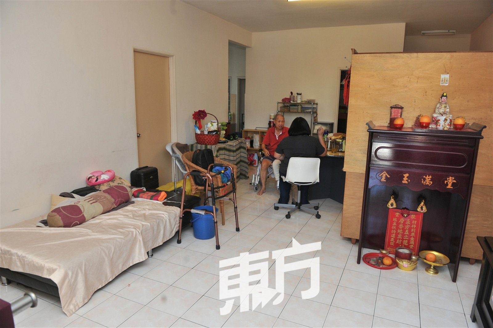 李荣富一家人目前居住在安邦一所公寓，并正在申请迁入人民组屋，以减低房租开销。