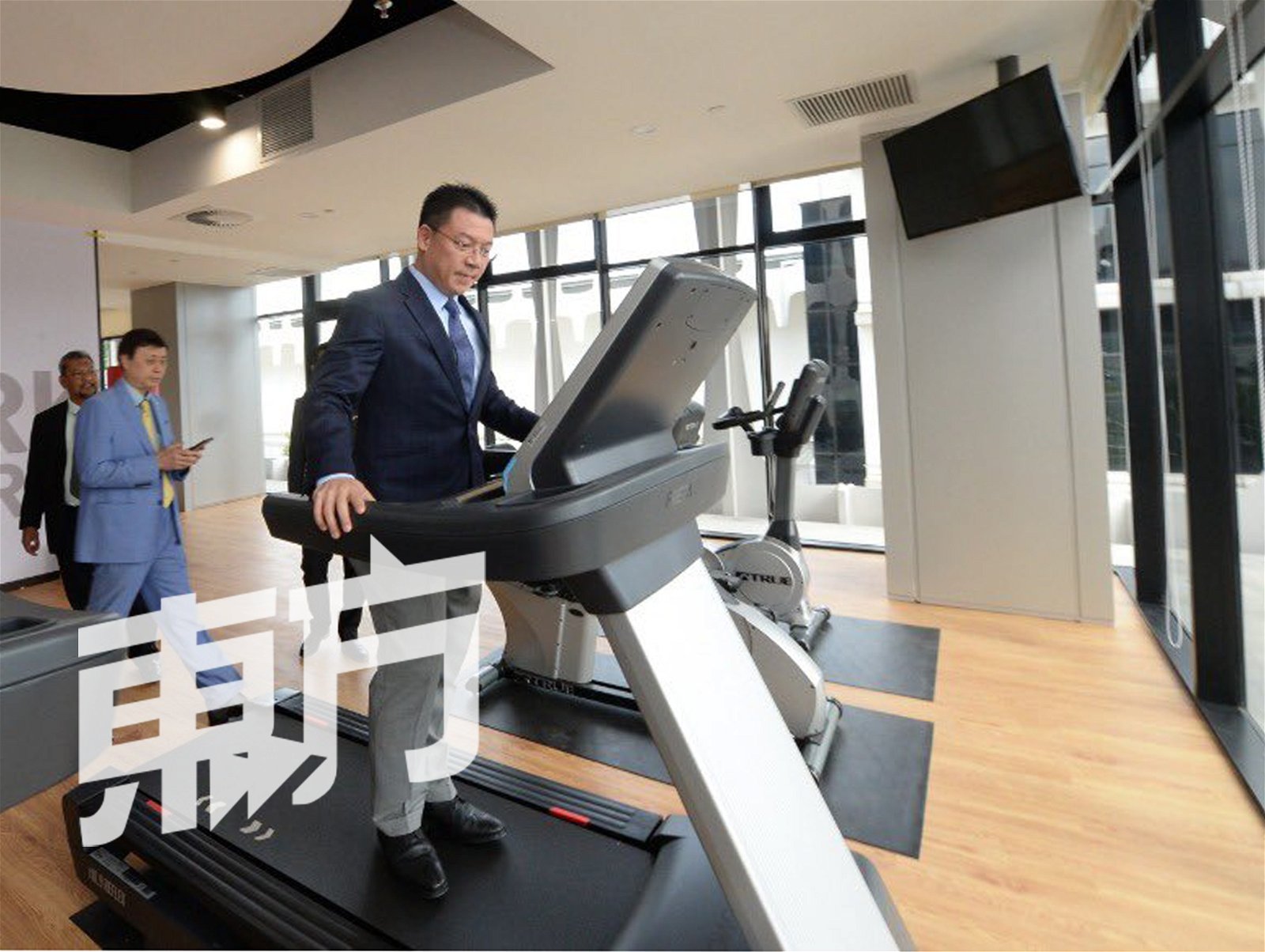 国会新建筑物内备有健身室，议员在会期进行时也可抽空到健身室运动，以强身健体。