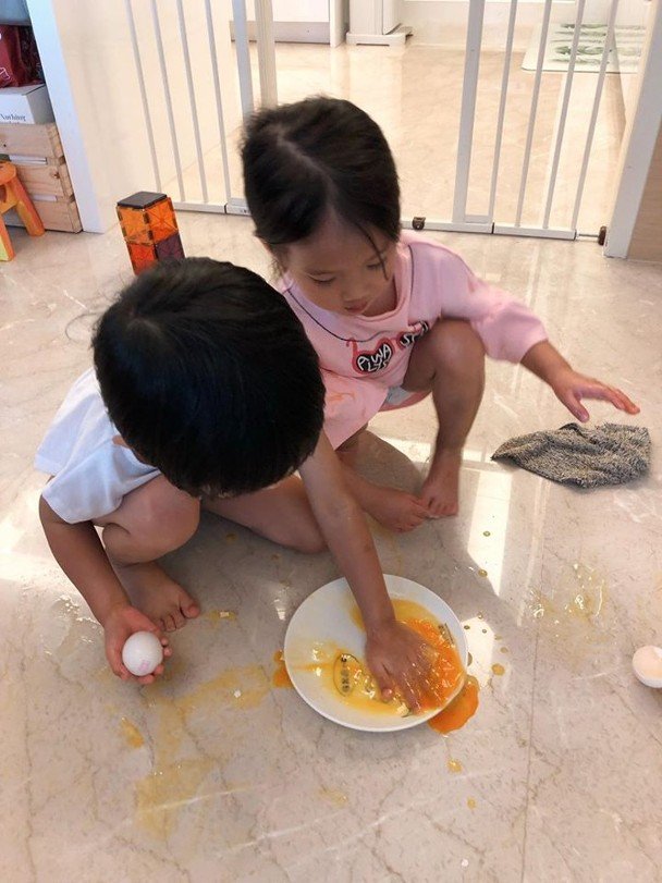 隋棠在IG上发出孩子在地板上涂抹蛋黄的照片，引起妈妈网民的担忧，但也有人称赞隋棠让孩子体验各种东西的行为很棒。