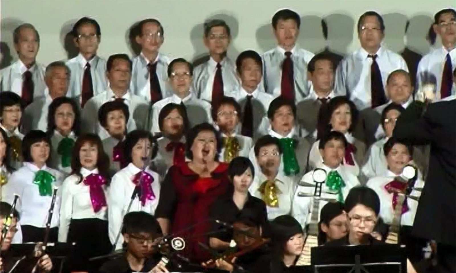 南艺合唱团2009年举办音乐会，覃友（后排左4）参与演出。（受访者提供）
