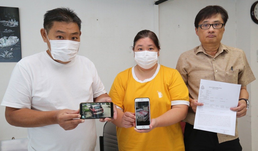 事主兄妹黎国平（左起）、黎宝玉与郑志文展示报案书，及被新加坡大耳窿泼漆的照片及视频，要求大耳窿停止骚扰事主一家。