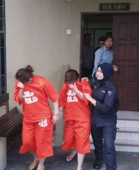 华裔女司机（左2）周二早上被押往北海法庭申请延扣调查。