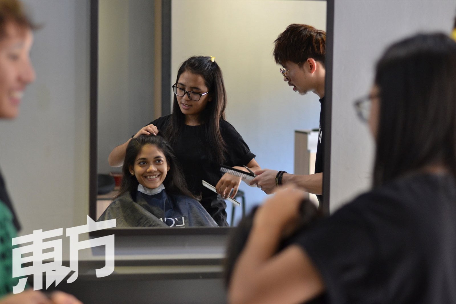 cut X dignity理发店位于冼都，也是儿童尊严基金会旗下的社会企业之一，理发师即毕业于儿童尊严基金会的学生，都是受过专业训练后在此服务大众。