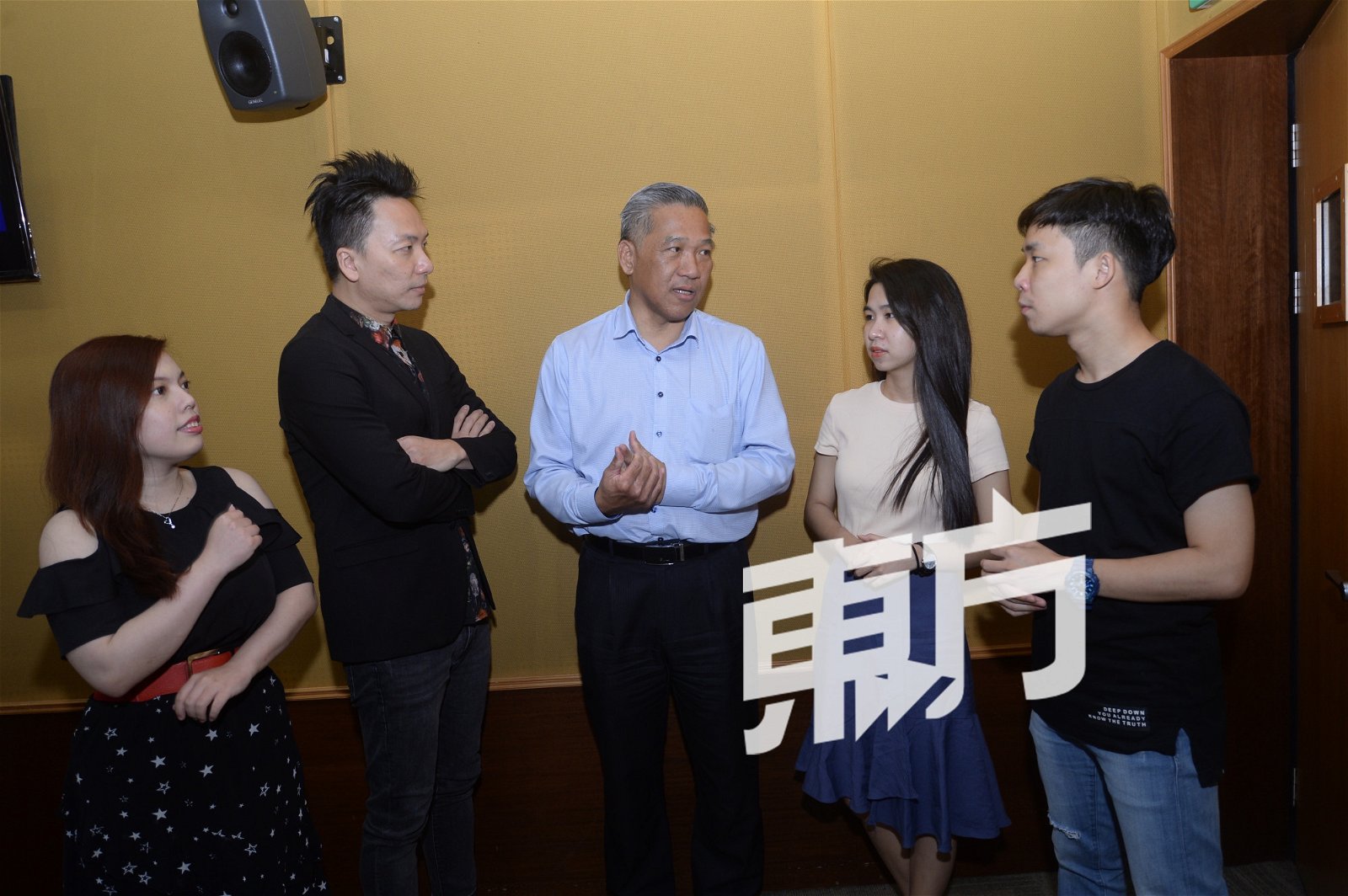 黄锦荣（左2）及江华强（中）表示，新冠肺炎带给了中国的经济不小的冲击，甚至对全球的经济也有著显著的影响。左起为丘淑霖、罗颖悦及谢劲程。（摄影：陈启新）