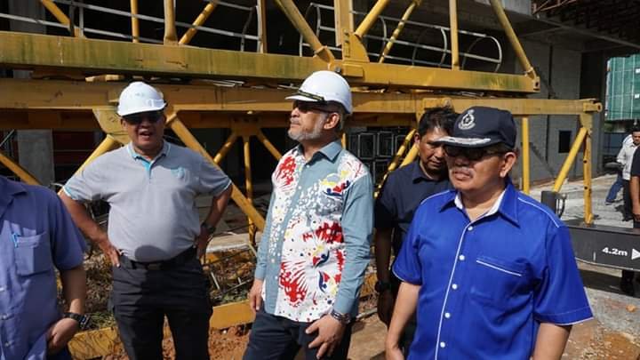 卡立沙末（中）出席冼都斯里霹雳公共组屋计划时，表示隆市一兴建中公寓坍塌事故，初估或与建筑结构不够稳固所致。（图取面子书）