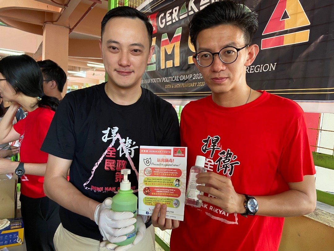 张引弘（左起）与黄志毅带领民青团发起防范新冠肺炎醒觉运动，以提高民众对该病毒的了解，及如何预防。