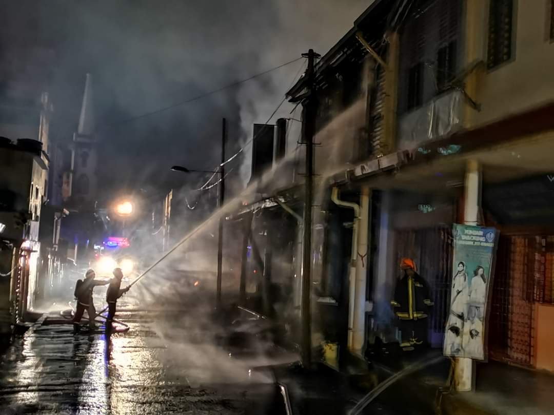 抵达现场的消拯员，快速控制火势，火势才不至于蔓延殃及同排店屋。