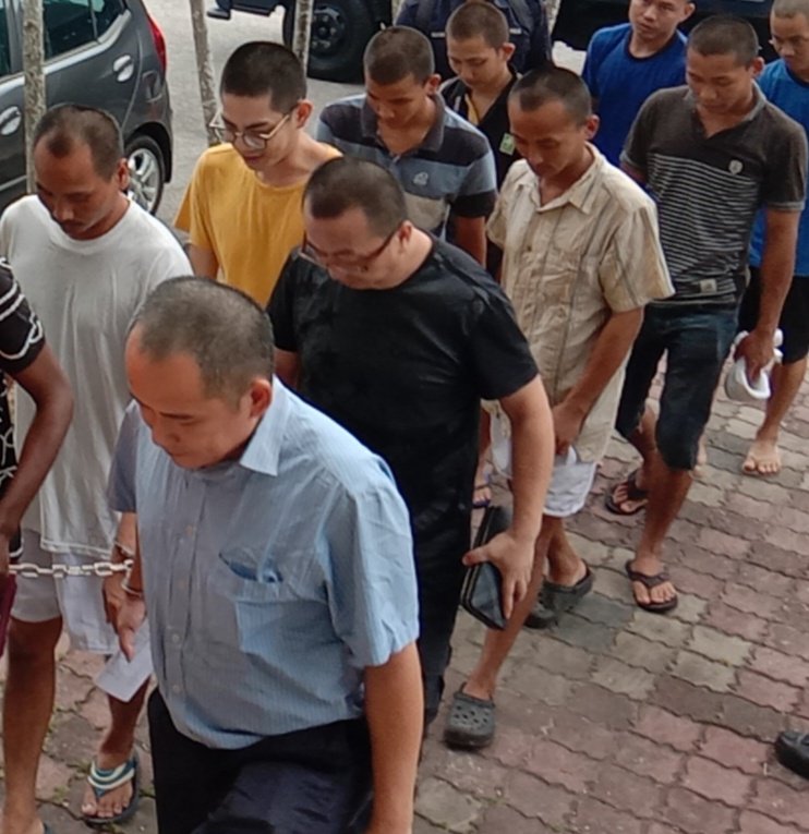 被告黄贞森（前排左起）、王勇、博金贤（后排左2） 与5名缅甸籍被告，因涉及拥毒案，周一被押往大山脚法庭过堂。