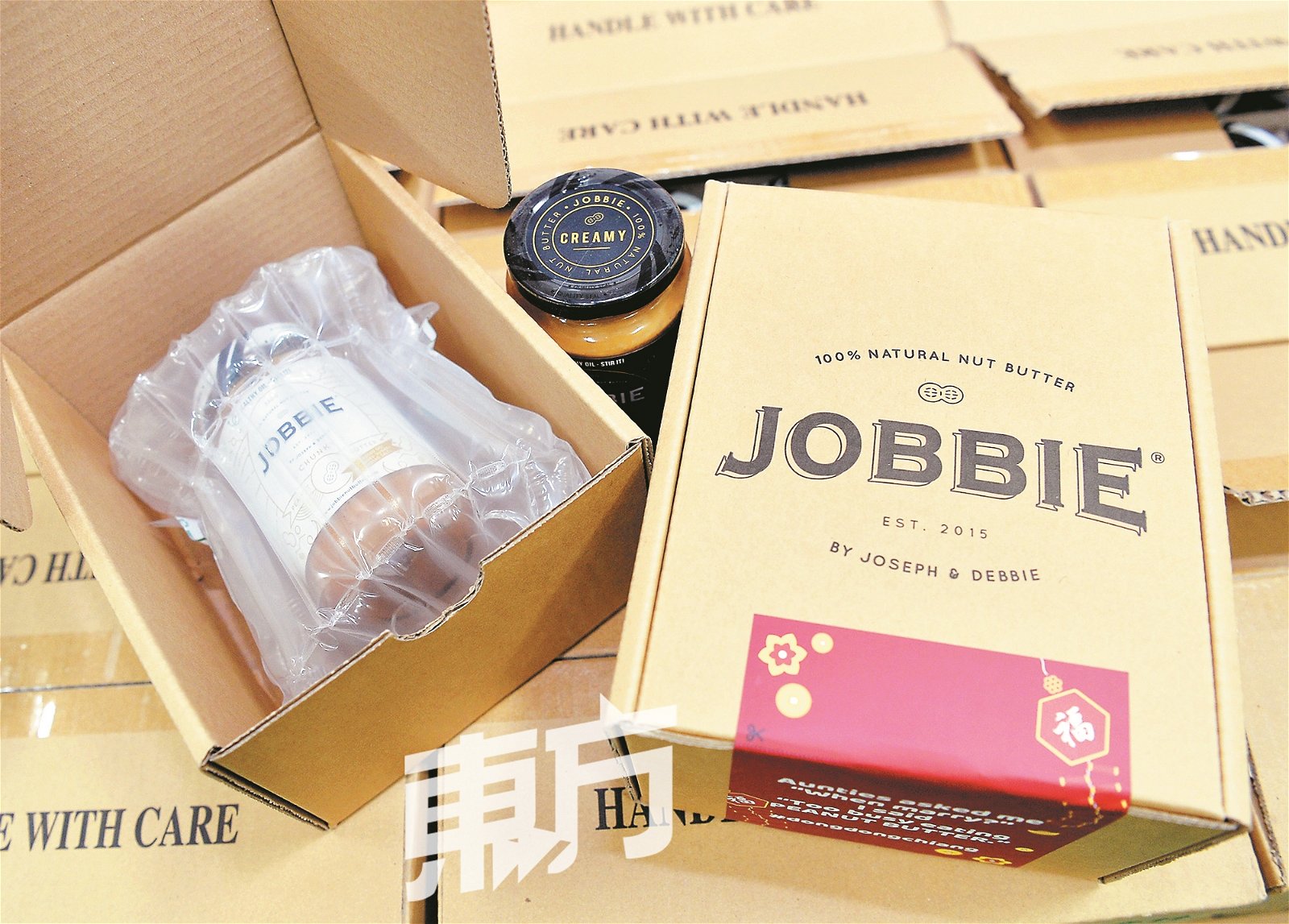 JOBBIE花生酱是以气柱袋包装，能够减低破损度，确保每名客户收到物品时，都是完好无损，不过成本费较普通袋子高。