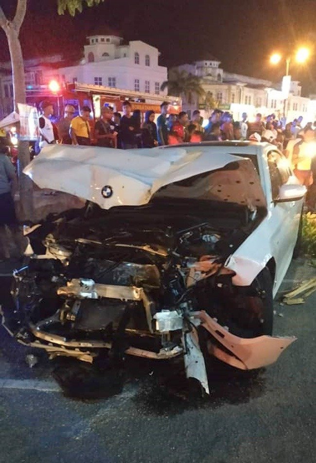 宝马轿车在车祸后车头毁坏不堪，39岁司机在私人医院治疗。