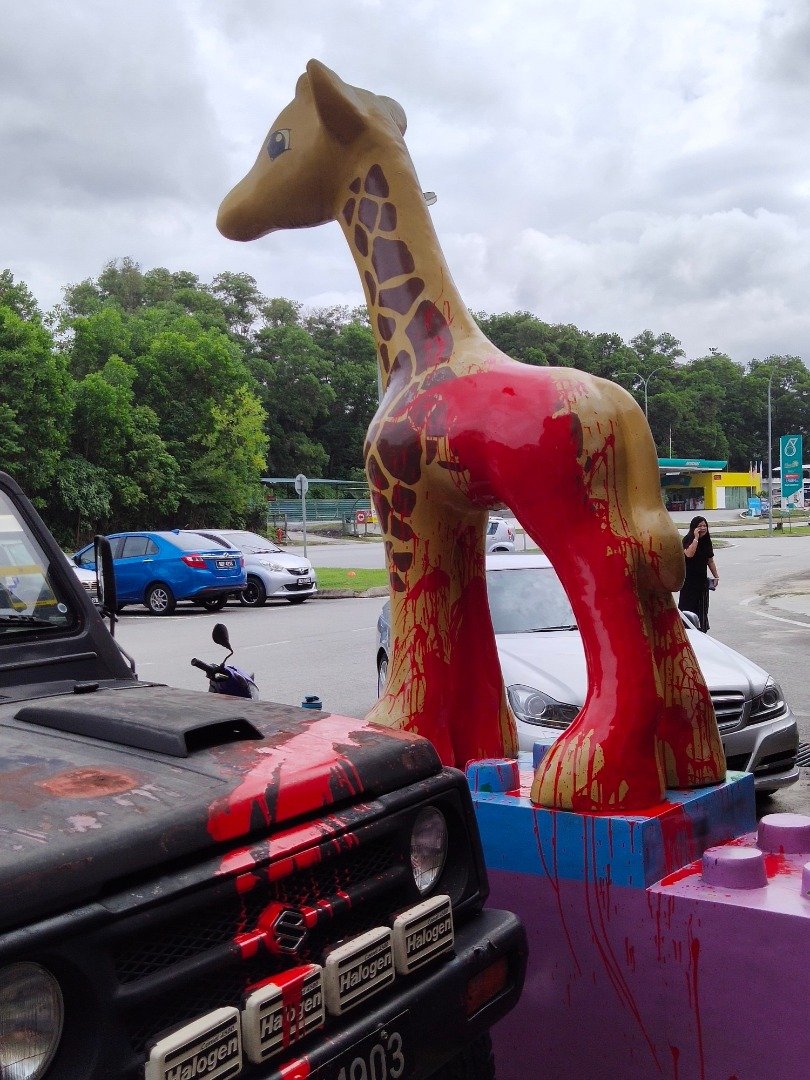 广告公司门前的长颈鹿摆设沾上红漆外，位于公司隔壁的维修车店也被殃及，招牌及顾客的车辆皆沾上红漆。