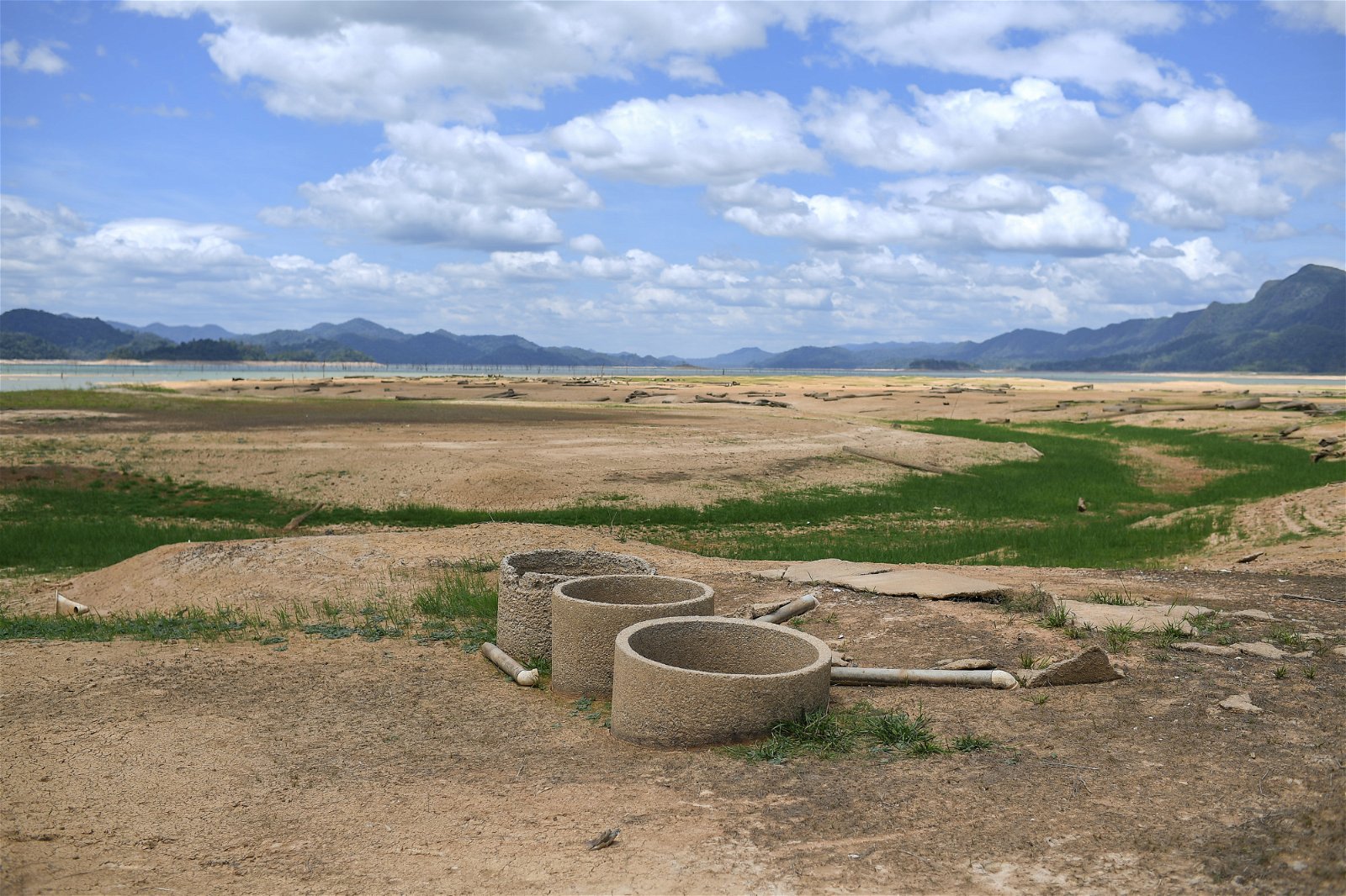吉打贝都水坝乾枯后，不仅墓碑，就连之前被开发作为取水之用的水井也可看见。