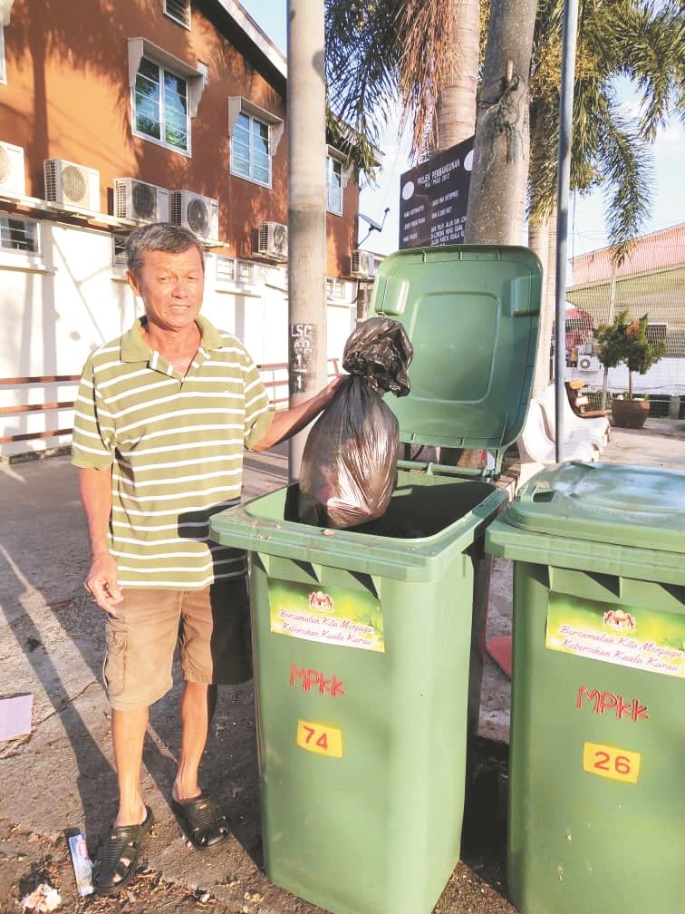 连振明呼吁村民善用垃圾桶，以便“垃圾不落地，古楼更美丽”。