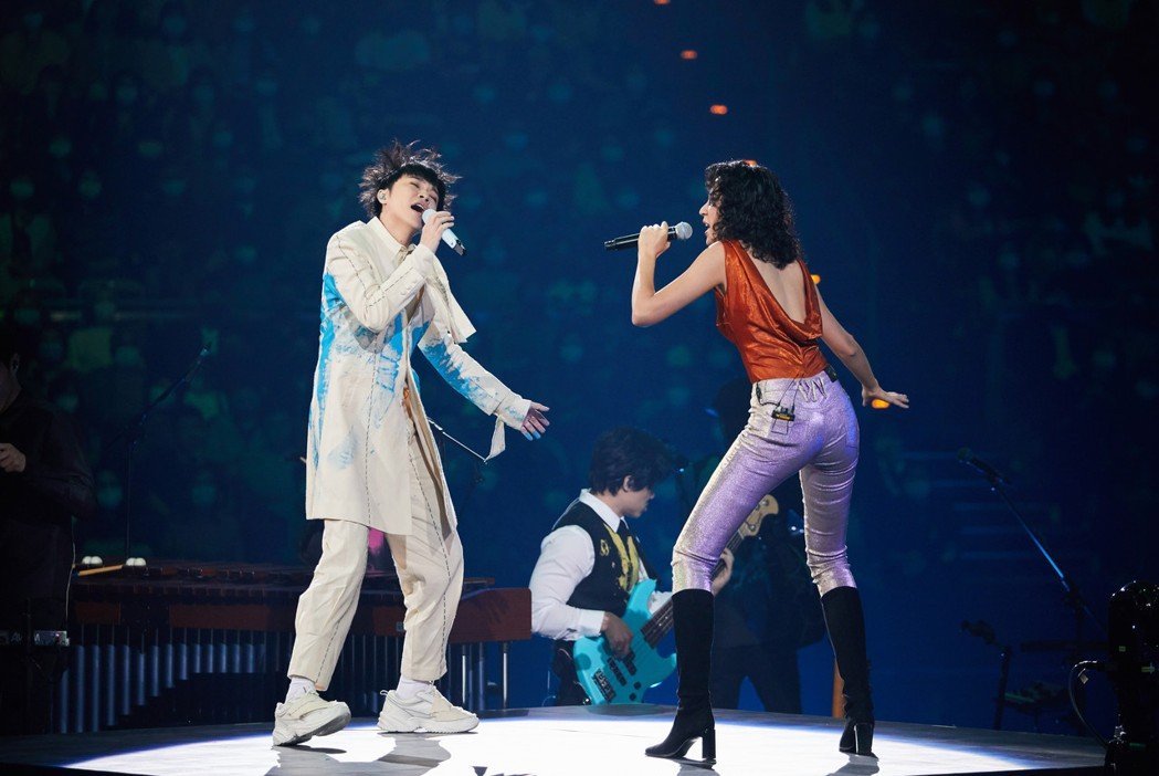 吴青峰（左）演唱会嘉宾请到“灵魂女声”9m88，同台迷幻尬唱。