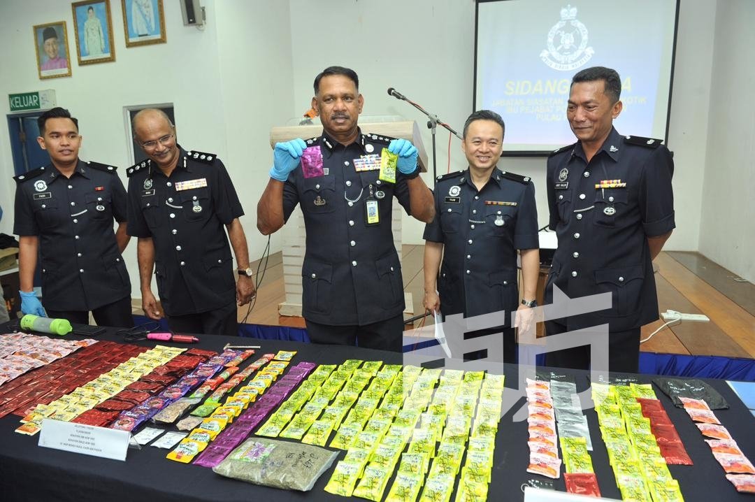 纳仁（左3）于周一下午召开记者会，宣布警方成功瓦解一个贩毒集团，起获价值73万8400令吉的毒品。（摄影：蔡开国）