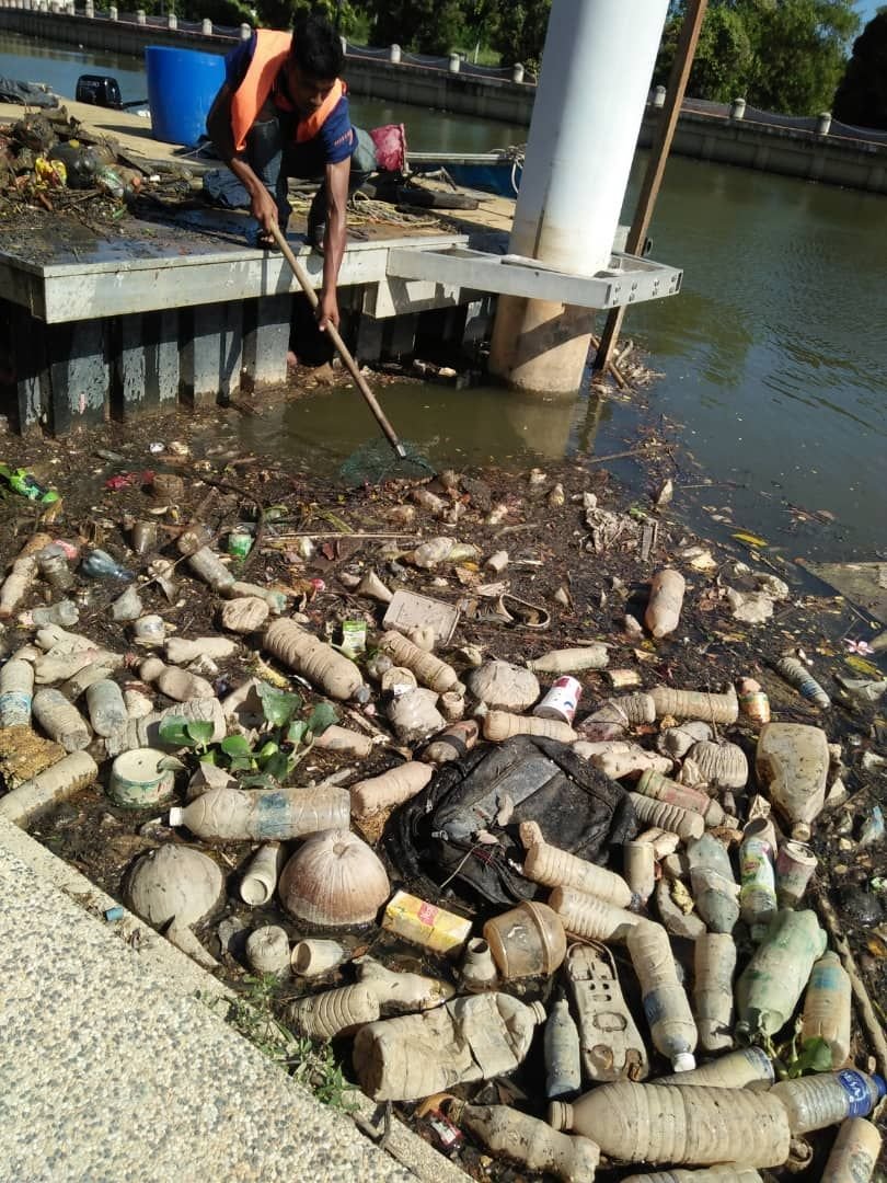 马六甲河每月需要7000令吉清理垃圾，所堆积的塑料垃圾大概3天近500公斤。